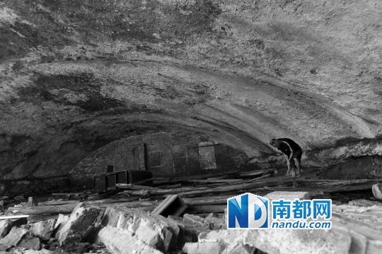 黄草埔飞机库里，堆满了建筑材料。南都记者马强 实习生张梓望 摄