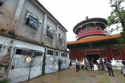 在大高玄殿院内，华美的古建筑与现代建筑对比鲜明。京华时报记者王海欣摄