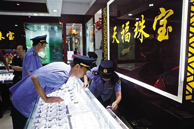昨日，王府井建管办及工商等部门对涉嫌“猫腻”抽奖的珠宝店进行检查。新京报记者 周岗峰 摄