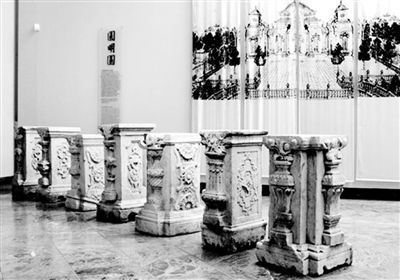 中国商人黄怒波资助挪威博物馆160万美元，换回7根圆明园石柱，并定于今年秋季回归。图为展览大厅里的7件“即将回家”的圆明园石柱基。