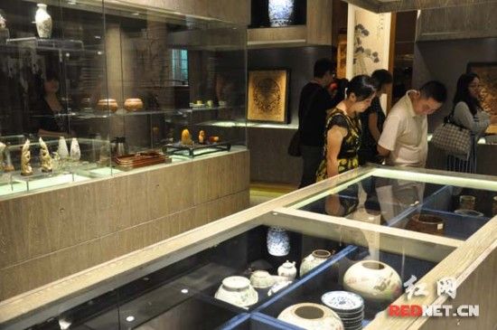 开业首日共展示了瓷器、玉器、字画等各类文物精品三百余件。