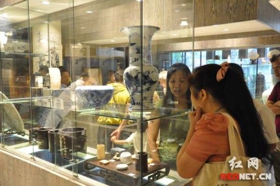 长沙市文物商店新址开业，受到文物收藏界的关注。