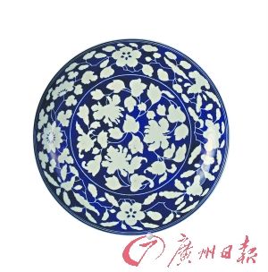 清雍正 洒蓝地白花大盘。