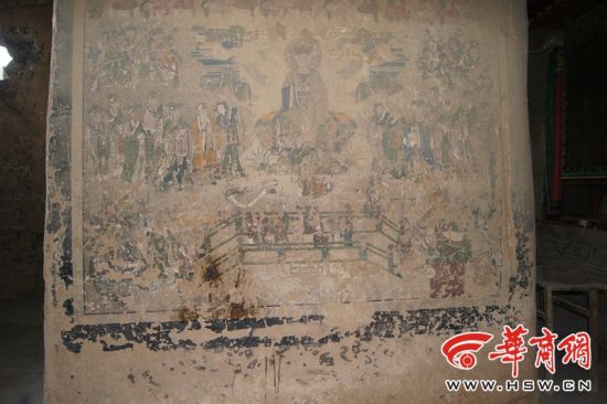 在万佛洞中， 壁画遭人涂鸦。 华商报记者 郝锦龙 摄