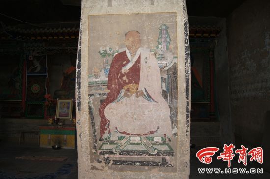 在万佛洞中， 壁画遭人涂鸦。 华商报记者 郝锦龙 摄