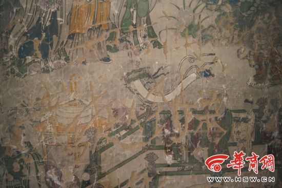 在万佛洞中， 壁画遭人涂鸦。 华商报记者 郝锦龙 摄