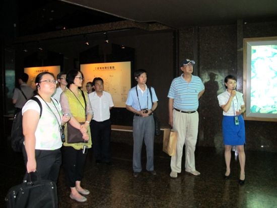 文物专家对三星堆遗址和金沙遗址现场评估