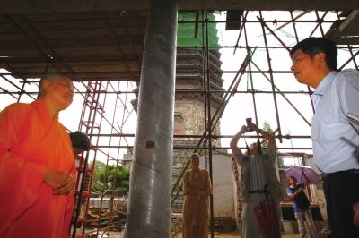 执法人员和天宁寺负责人在查看现场。图片</p>

<p>　　市文物局介绍，执法人员曾在7月24日和30日分别向北京佛协制发了停止侵害通知和停工通知，但经三次探访发现施工仍在继续。昨天上午，市纪委监察局驻市文物局纪检组监察处也到天宁寺督查违法建设调查处理进展情况，这是纪检部门首次直接进入文物执法行动中。</p>

<p>　　据天宁寺方丈法恩介绍，将院内平房改楼房主要是为了解决僧众居住问题，确保人员安全。以前僧人多居住在塔后临时小平房里，建于2004年，当时由于经费紧张，房子连地基都没有，后来墙体裂缝严重，而且漏风漏电。</p>

<p>　　“很多信徒都看不下去了，捐款集资给僧人改善住房，这座小楼才盖了起来。”法恩说，经过三四年的“集资”，目前有近一千万元建设资金，由天宁寺内组成的庙务管委会管理。</p>

<p>　　对于为何未经审批即在国保单位内建房，方丈法恩表示，以为是在原有建筑的基础上修建，于是就没有报批。但据文物执法人员介绍，原有那一排平房建筑也没有审批手续。</p>

<p>　　对此，北京市文物局监察执法队队长赵建明回应，现行文物法规定，在文物保护范围内修建的建筑，如不经审批，均属违法行为，这是文物保护执法的重要依据。“如都可以不经审批私自行动，那么全市3480处不可移动文物点都各行己事，文物保护如何实现？天宁寺的情况，如上报审批，在原有建筑的基础上修缮、维修，完全可以做到文物保护与人员安全的‘双赢’。”</p>

<p>　　西城区文物执法队孙队长说道，天宁寺接下来将根据相关程序进行处理，“依据文物法第六十六条规定，处理违法建筑第一步是责令改正，可能会责令天宁寺拆除现有违法建筑；经核查，如情节严重，不排除处以5万至55万元罚款的可能。”</p>

<p>&nbsp;</p>
<!-- publish_helper_end -->
                 

					<div class=