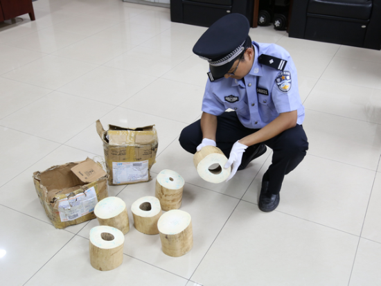 图为：石家庄海关查获走私象牙21.5公斤 韩小兵/摄