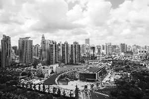 上海自然博物馆形似“绿螺”，侧面草地斜坡旁的阶梯可供游人行走到屋顶。 本版图片：早报记者 张新燕