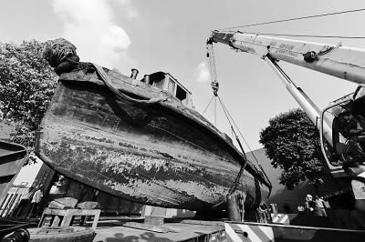 8月3日，在侵华日军南京大屠杀遇难同胞纪念馆，一辆吊车在对炮艇进行吊装卸载。新华社发