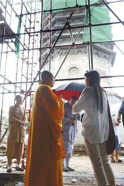 ▲与天宁寺塔近在咫尺的违建现场，法恩向记者说明情况。本版摄影  新京报记者 浦峰