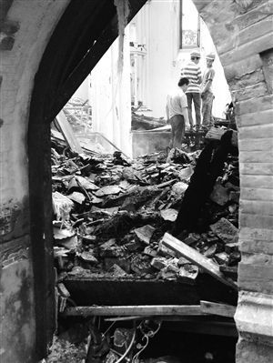 火灾过后，教堂内一片狼藉 记者 朱琦琳 摄