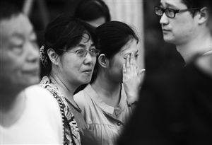 看到火灾后的天主教堂，一些市民流下眼泪 记者 贾东流 摄