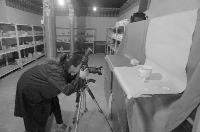 罗布林卡管理处，普查员在给文物拍照。