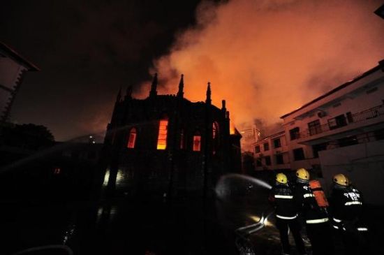 宁波老外滩天主教堂起火 