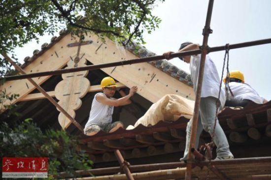 资料图片：志愿者在山西新绛县光马村的白台寺参加文化遗产修复保护工程。