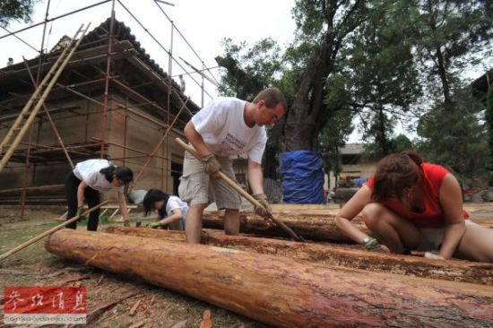 资料图片：来自法国的志愿者洛朗（右二）和萨拉（右一）在山西新绛县光马村的白台寺参加文化遗产修复保护工程。