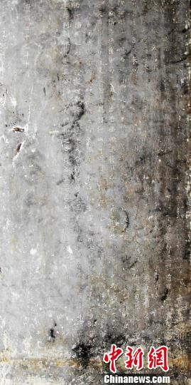 图为洛社发现的康熙二十七年十月年间石碑局部内容。　李鸿生　摄