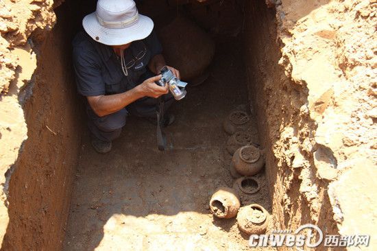 考古人员清理发掘古墓现场