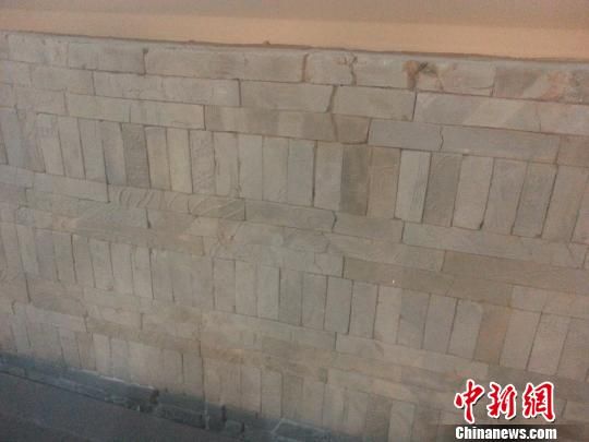 图为博物馆二层展厅的城墙砖。　田雯　摄