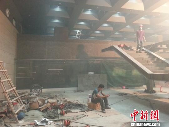 图为博物馆负一层被保护起来的六朝城墙遗址。　田雯　摄