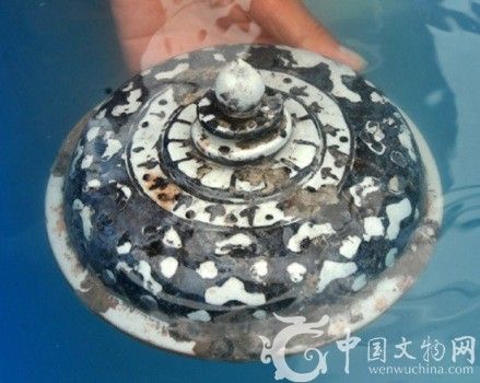 “小白礁I号沉船”打捞出水的五彩器盖