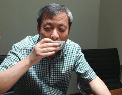刘益谦用鸡缸杯喝茶