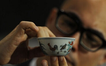这只明成化斗彩鸡缸杯是收藏家刘益谦今年4月在香港苏富比春拍会上以2.8亿港元拍得的。