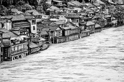 凤凰古城遭遇罕见洪水。 新华社发