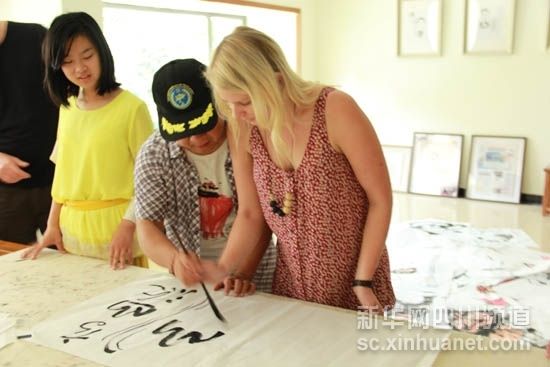 青年艺术家卡尔拉向彭长征学习中国书画