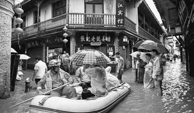 15日，救援人员在凤凰古城开展抢险救援。