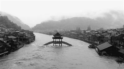 15日，凤凰古城景观之一的“雪桥”在洪水中。