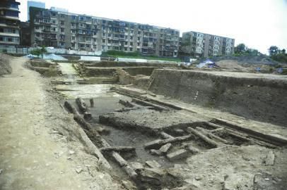 石像(前)和雕花柱础石(后)。