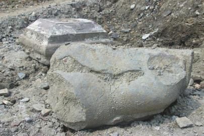 石像(前)和雕花柱础石(后)。