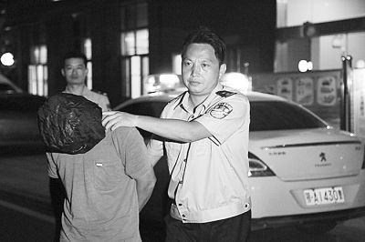 刘毅将命案凶手押解回汉。