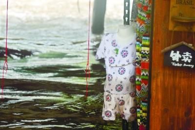 16日下午2时许，湖南凤凰古城商铺的底层仍被泡在水里 　　特派记者 胡琴沁 　　发自湖南凤凰古城