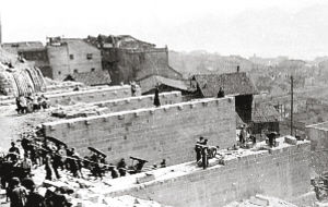 抗战时期修建中的凯旋路旱桥 