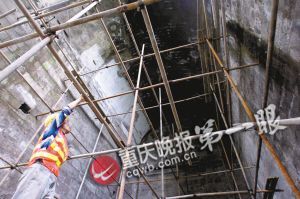 施工方搭好脚手架准备进行第一步的裂缝修补作业