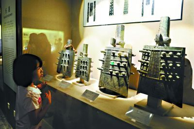 市民在青铜器前流连忘返 记者彭年 摄