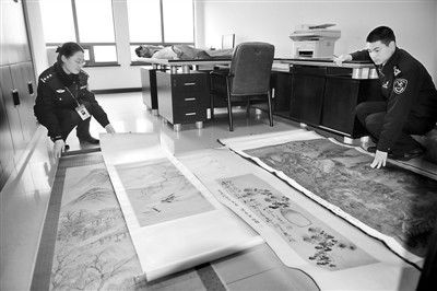苏州海关驻邮局办事处在出境邮包里查获文物字画。