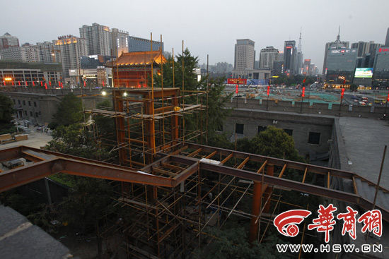 昨晚，西安市南门里安装电梯，连接瓮城城墙和月城城墙 华商报记者 佘樱 摄