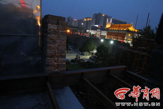 安装电梯处，城墙上呈现两米左右的豁口 华商报记者 佘樱 摄