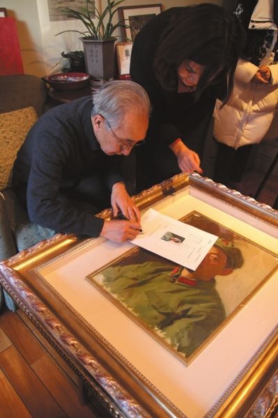 靳尚谊正在给艺术品做鉴证备案。