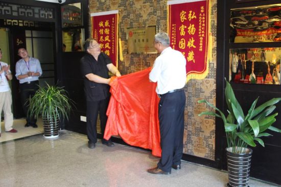 唐恺教授和黄建新主任为授牌揭幕