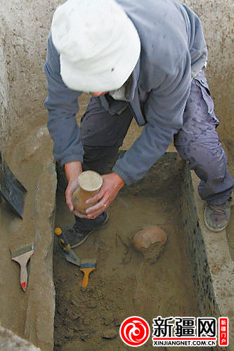 图为考古工作者正在清理出土文物。阿勒泰市文物局提供