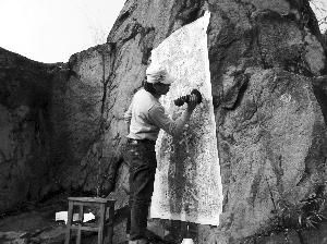 工作人员在对石刻拓片 通讯员供图