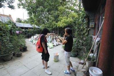 昨日，景山寿皇殿东侧，占用此处的市教委老干部活动站已搬走，但该单位一名老职工和他的家属还住在此处。新京报记者 高玮 摄