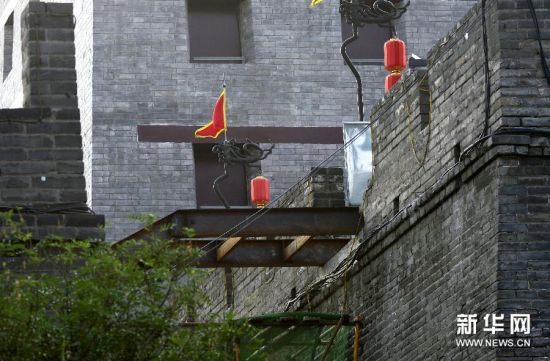 这是7月6日拍摄的施工现场，连接城墙处已拆除了原本的城墙墙垛。