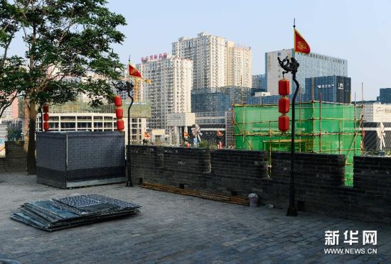 7月6日，西安城墙南门瓮城城墙南段被拆除的墙垛已被围挡起来。